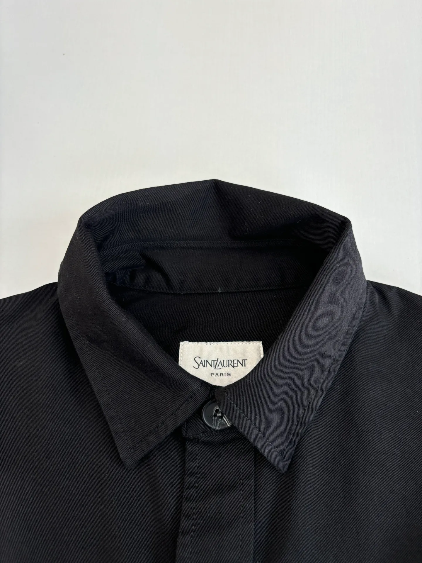 P480 Saint Lauren*/Ysl Saint Laurent embroidered button-down lapel shirt. The natural fiber fabric has excellent breathability and moisture absorption, allowing the skin to breathe freely, keeping it dry and comfortable at all times. You will not feel hot or uncomfortable even if you wear it for a long time. Size: S/M/L/XL